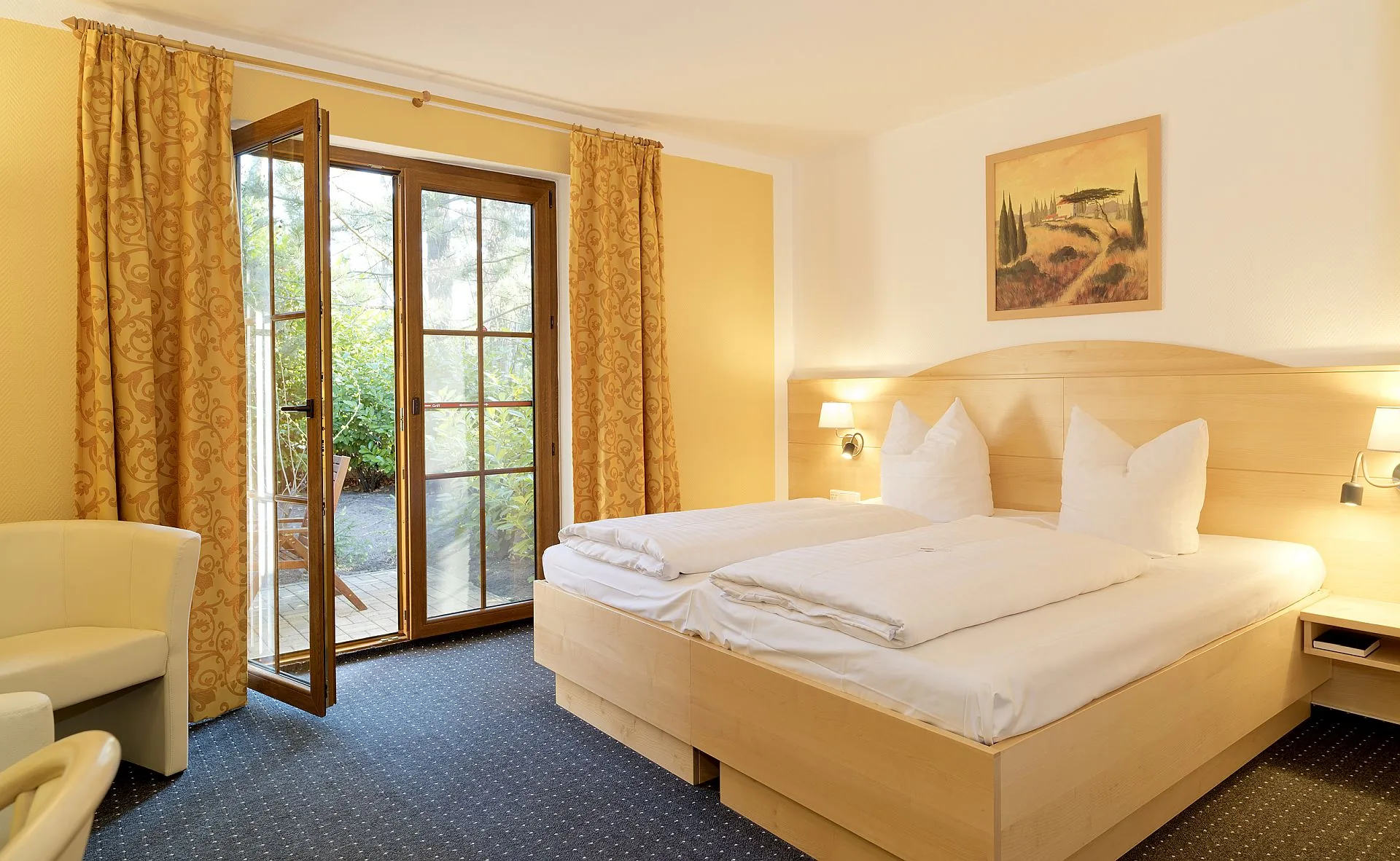Elegantes Doppelzimmer mit Terrassentür und Blick in den Garten – Hotel Potsdam Katharinenholz
