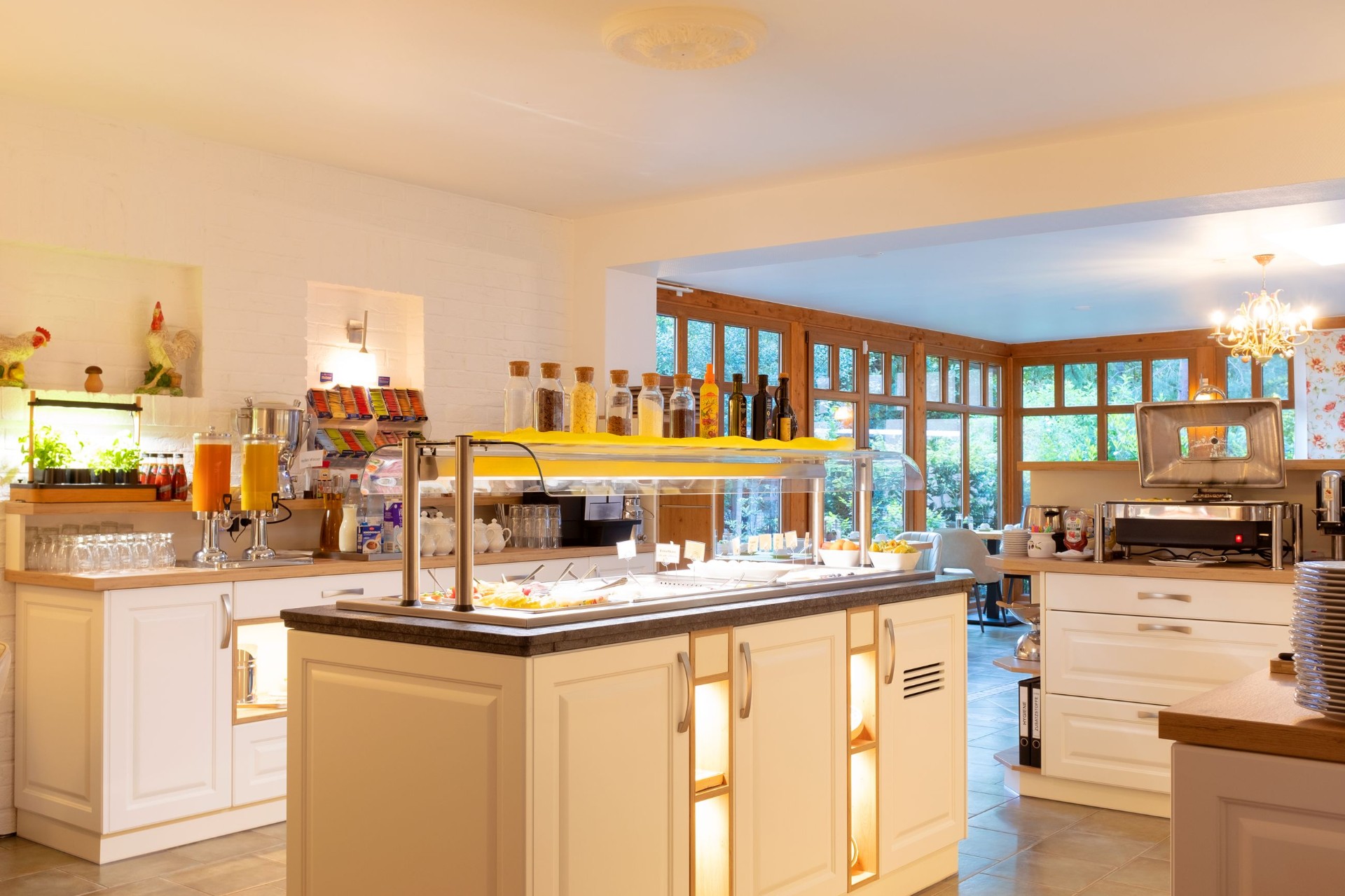 Frühstücksbuffet im Hotel am Katharinenholz mit Kücheninsel und Wintergarten