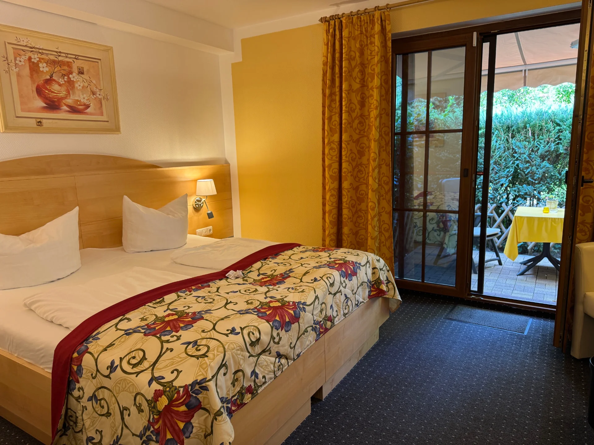 Double room with terrace door and garden view – Hotel Potsdam am Katharinenholz