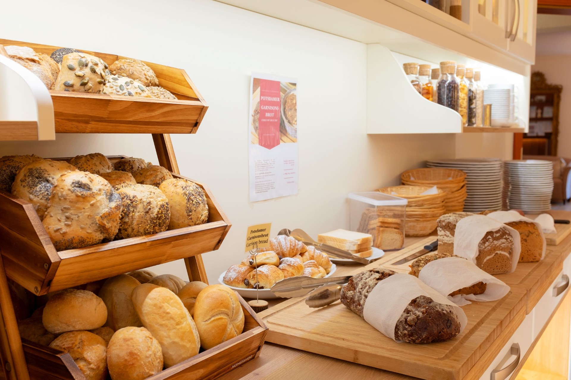 Brotkorb mit Brötchen, Croissants und Potsdamer Garnisonsbrot – Hotel Potsdam Katharinenholz