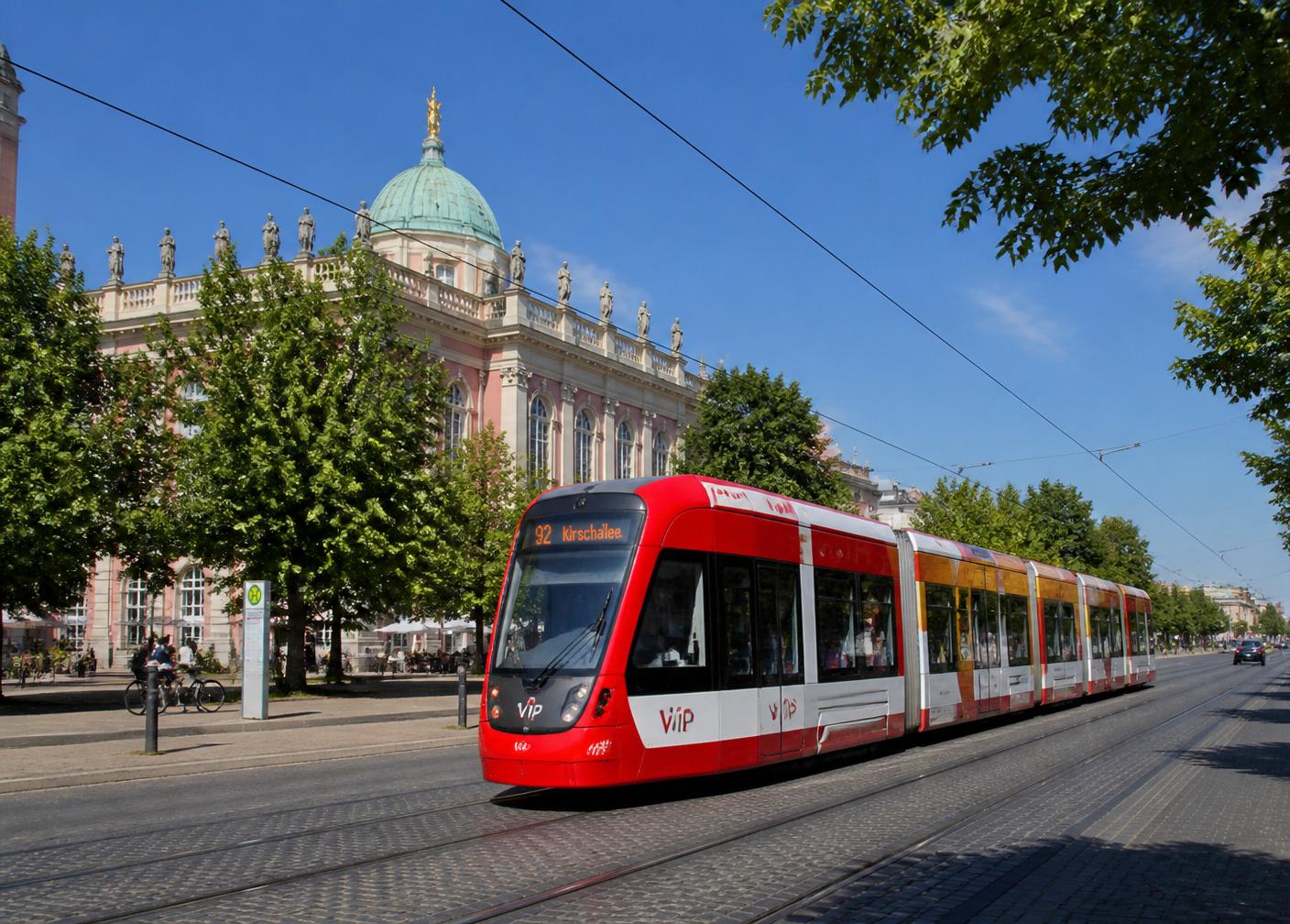 Straßenbahn der ViP am Luisenplatz in Potsdam – Hotel Potsdam Katharinenholz