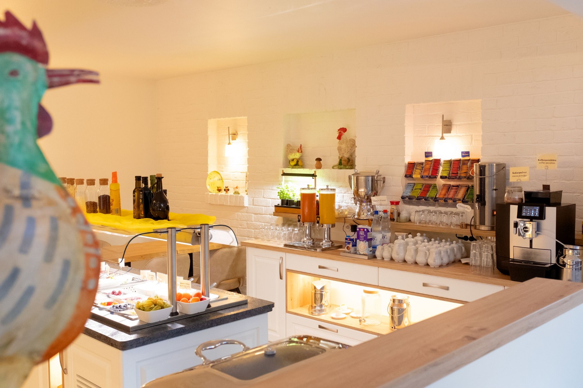 Getränkestation mit Säften, Tee und Kaffeevollautomat – Hotel Potsdam Katharinenholz