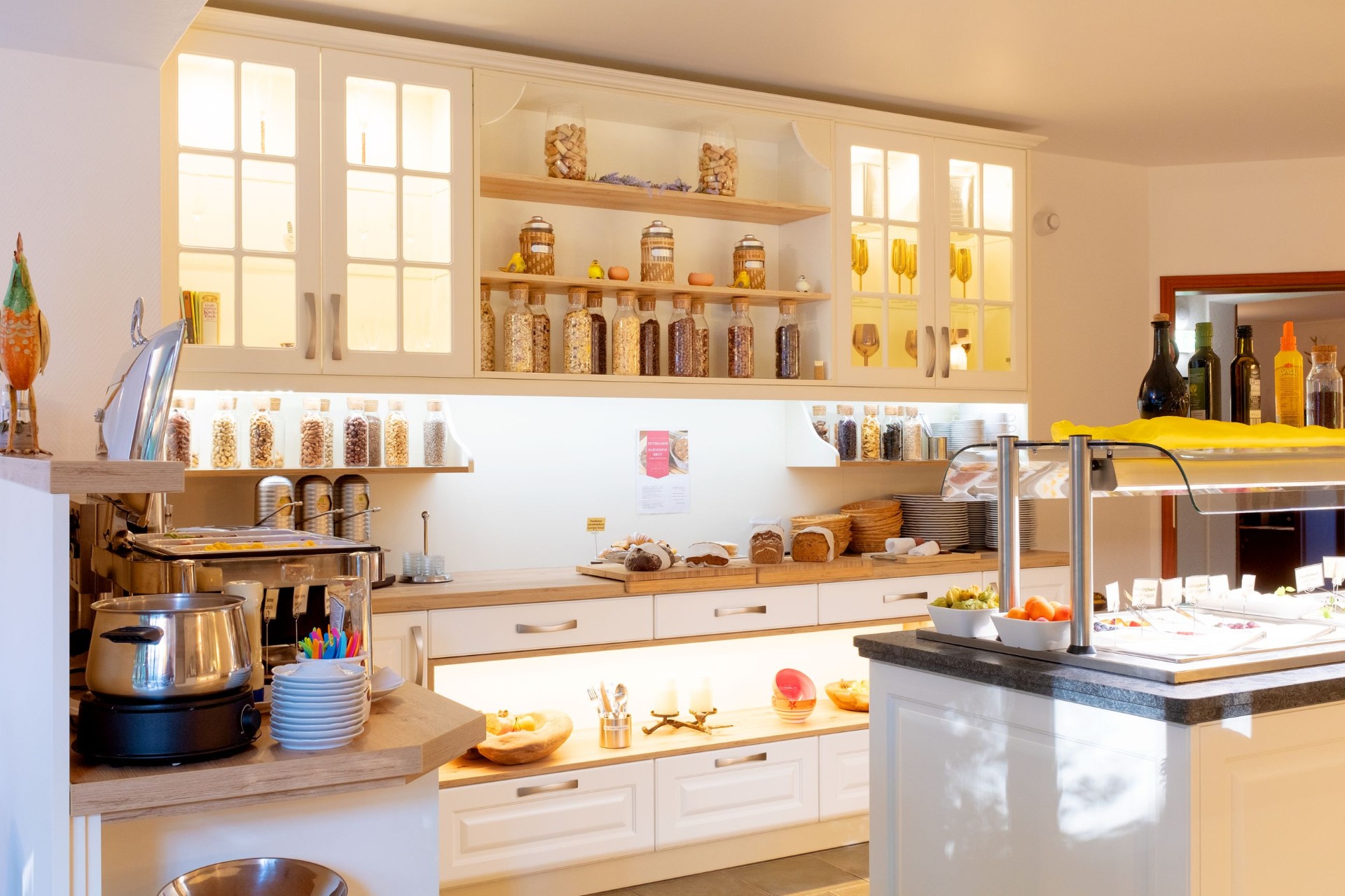 Landhausküche mit Vorratsgläsern, Broten und Kaffeespezialitäten – Hotel Potsdam Katharinenholz