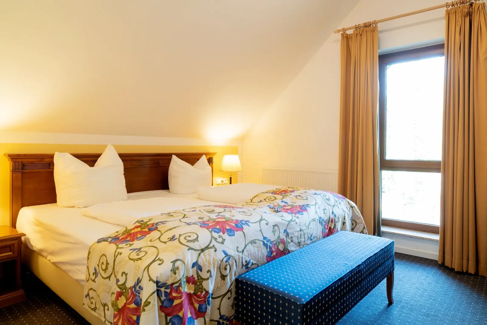 Bedroom of the attic suite with double bed and window – Hotel am Katharinenholz Potsdam