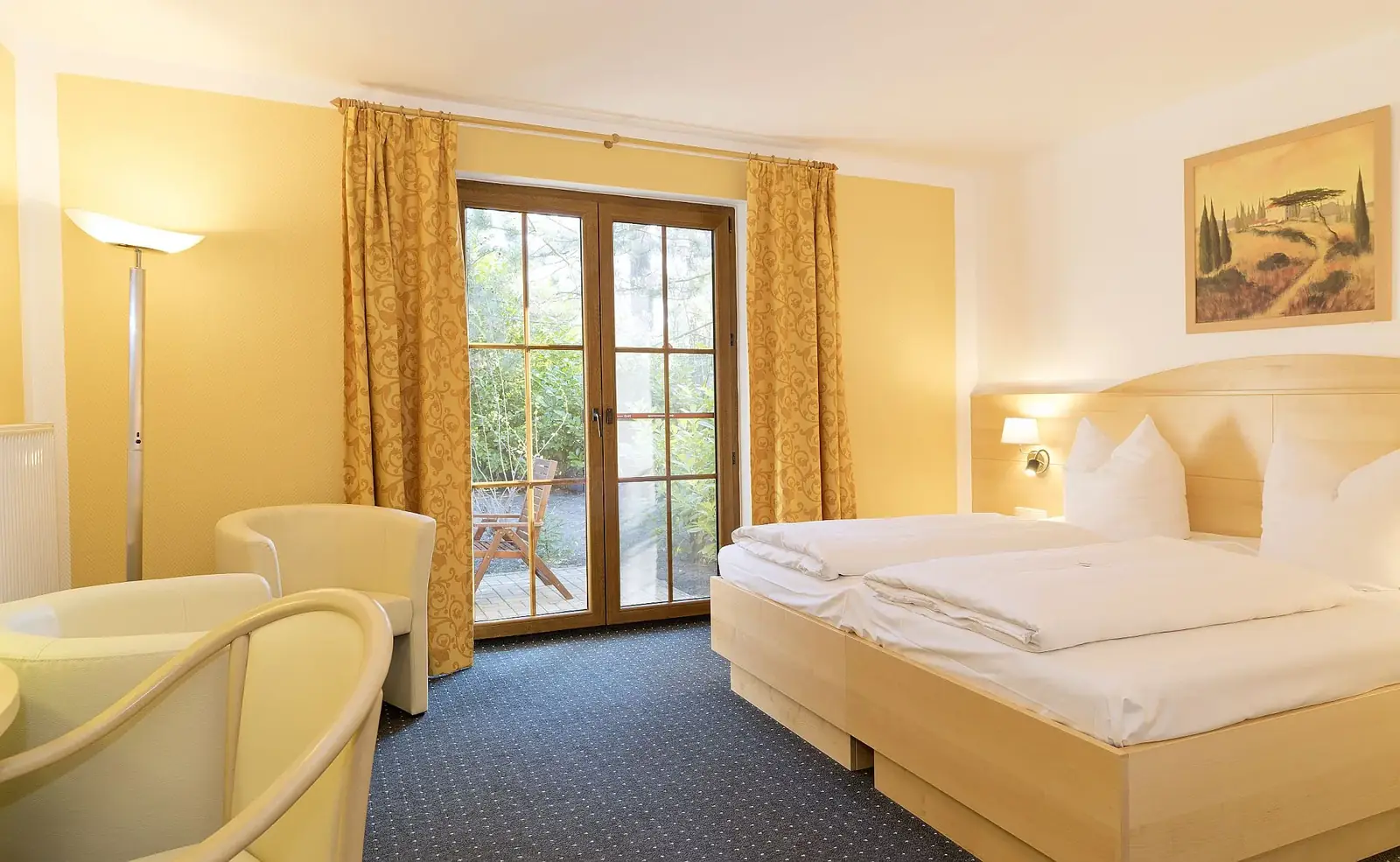 Doppelbett im Doppelzimmer mit offener Tür zum eigenen Badezimmer – Hotel Potsdam am Katharinenholz