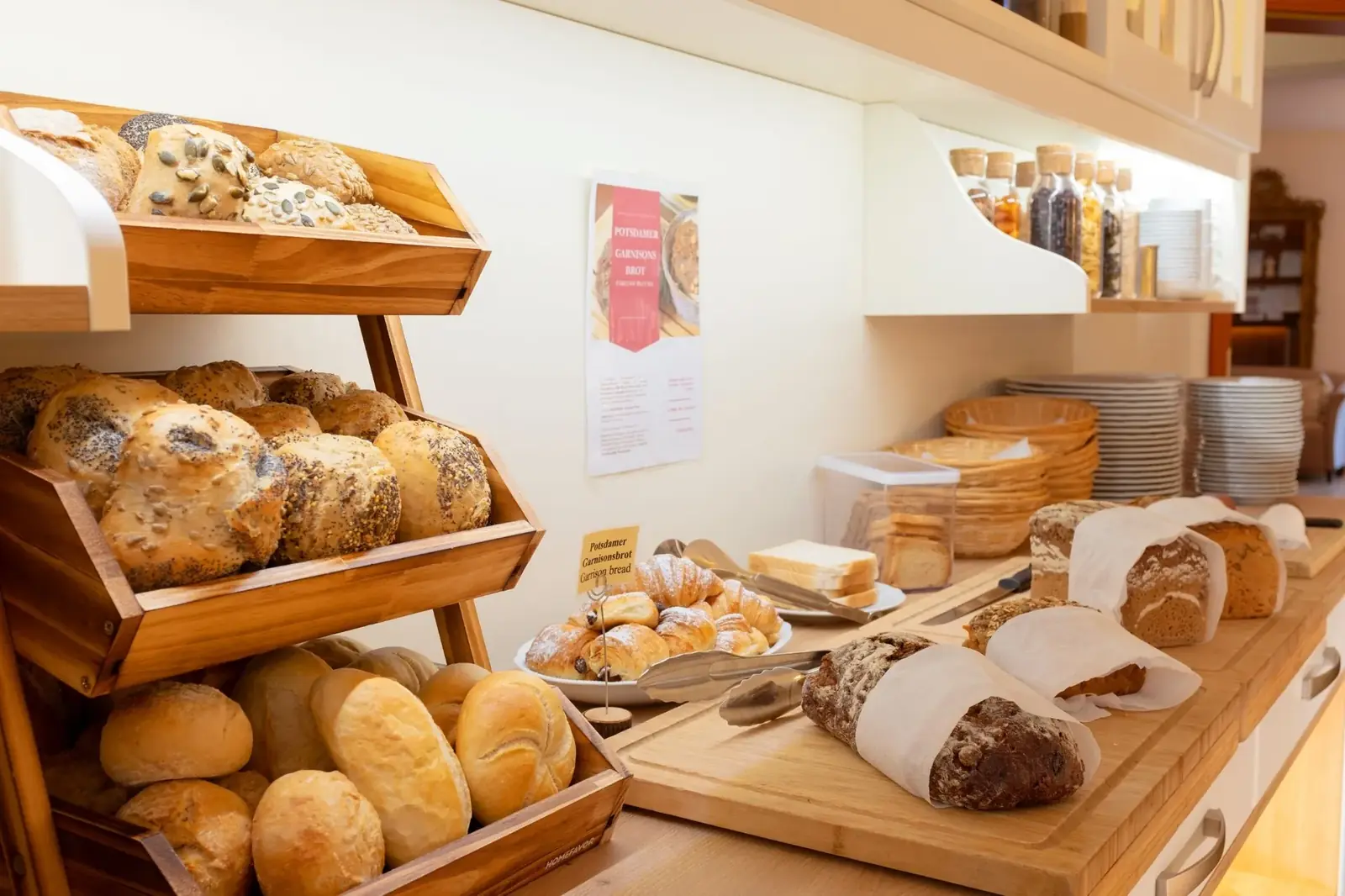 Bread basket with rolls, croissants and Potsdamer Garnisonsbrot – Hotel Potsdam Katharinenholz