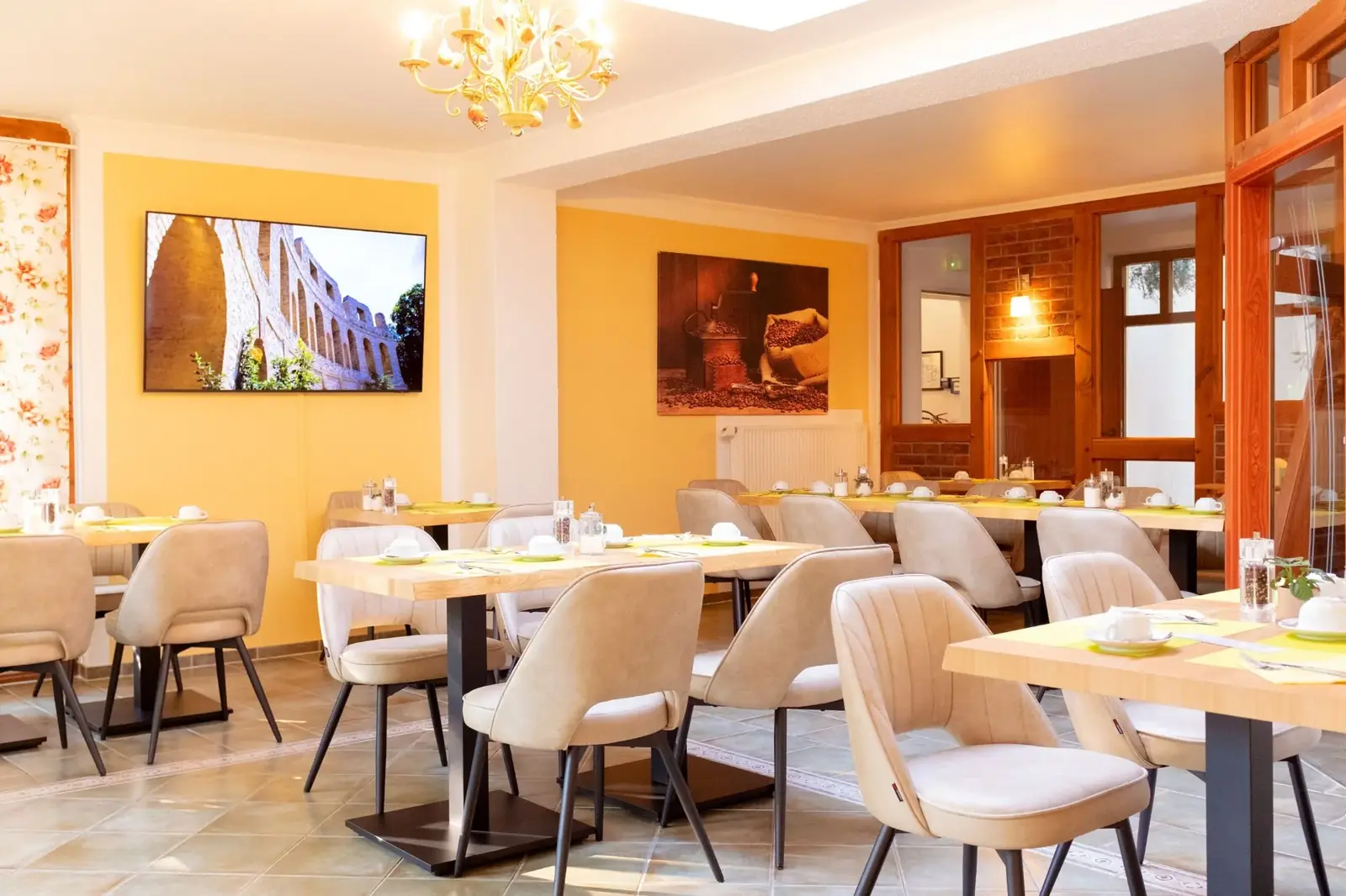 Breakfast room with set tables – Hotel Potsdam Katharinenholz