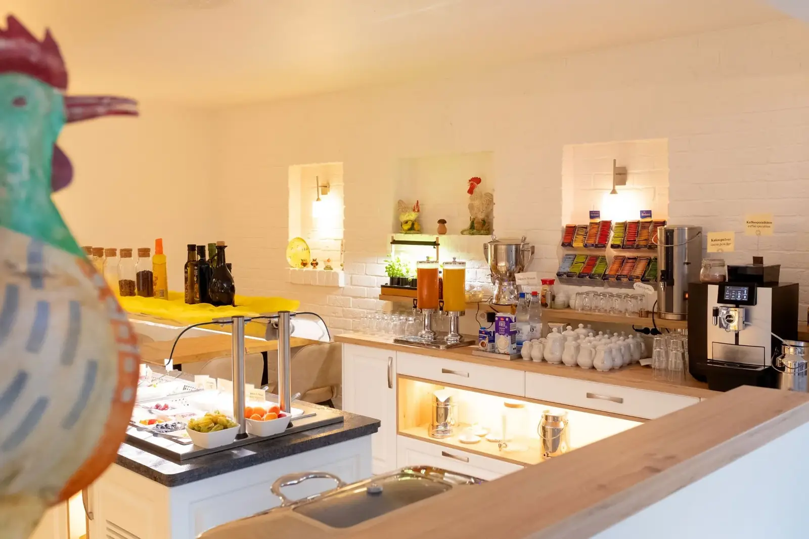 Drinks station with juices, tea and bean-to-cup coffee machine – Hotel Potsdam Katharinenholz