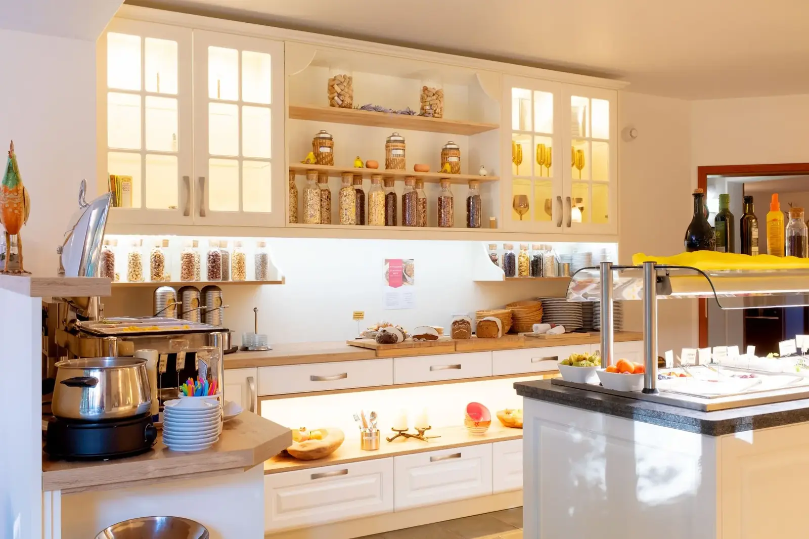 Country-style kitchen with storage jars, breads and speciality coffees – Hotel Potsdam Katharinenholz
