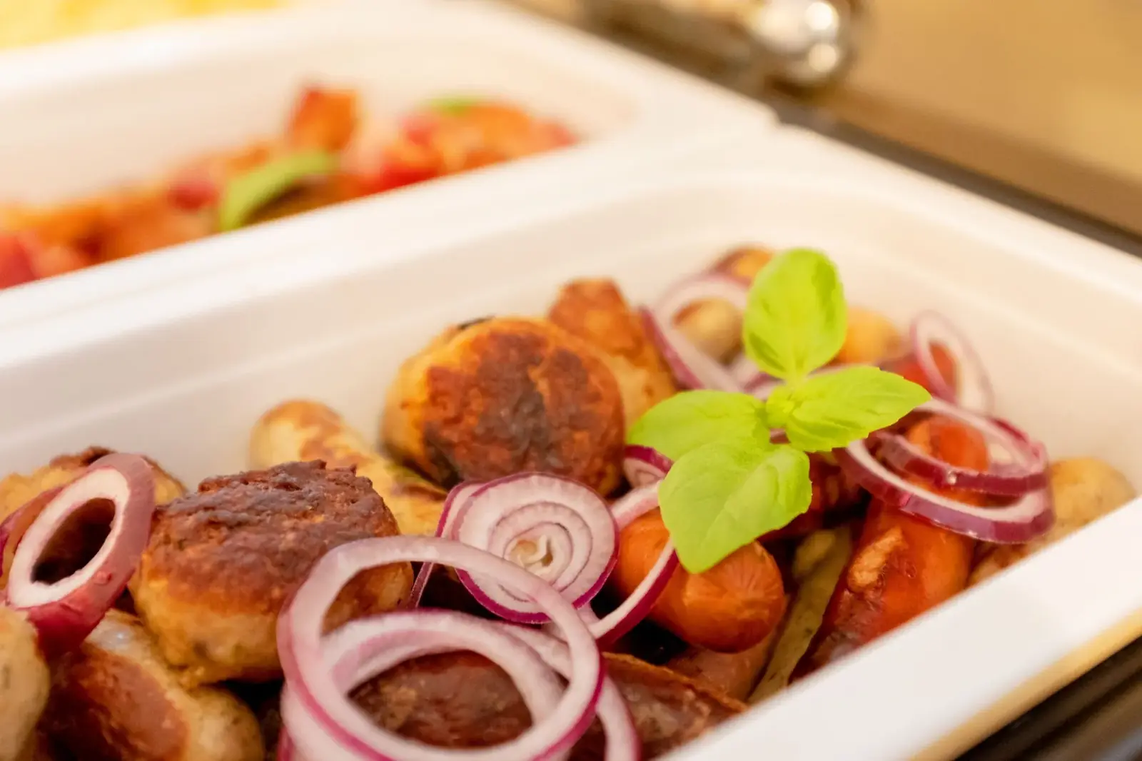 Warm breakfast dishes: meatballs, sausages and onions – Hotel Potsdam Katharinenholz