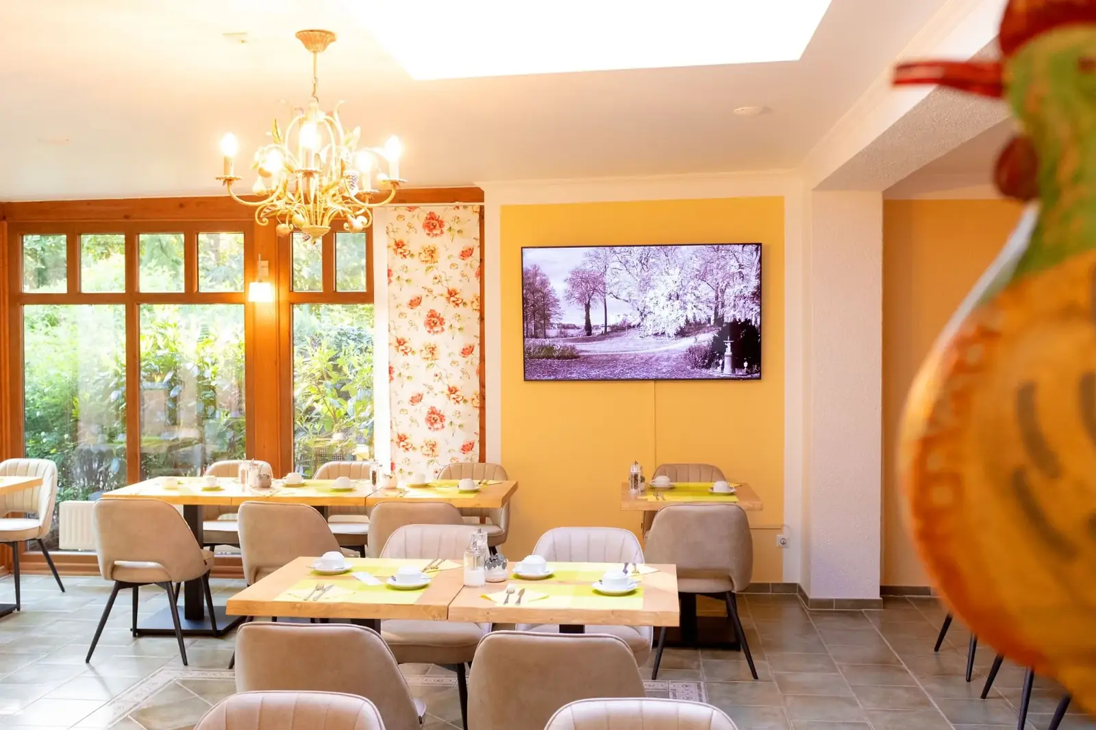 Bright breakfast room with comfortable upholstered chairs – Hotel Potsdam Katharinenholz