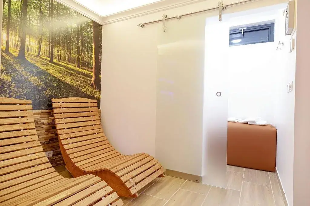 Hotel Potsdam Katharinenholz Sauna – relaxation room with forest motif