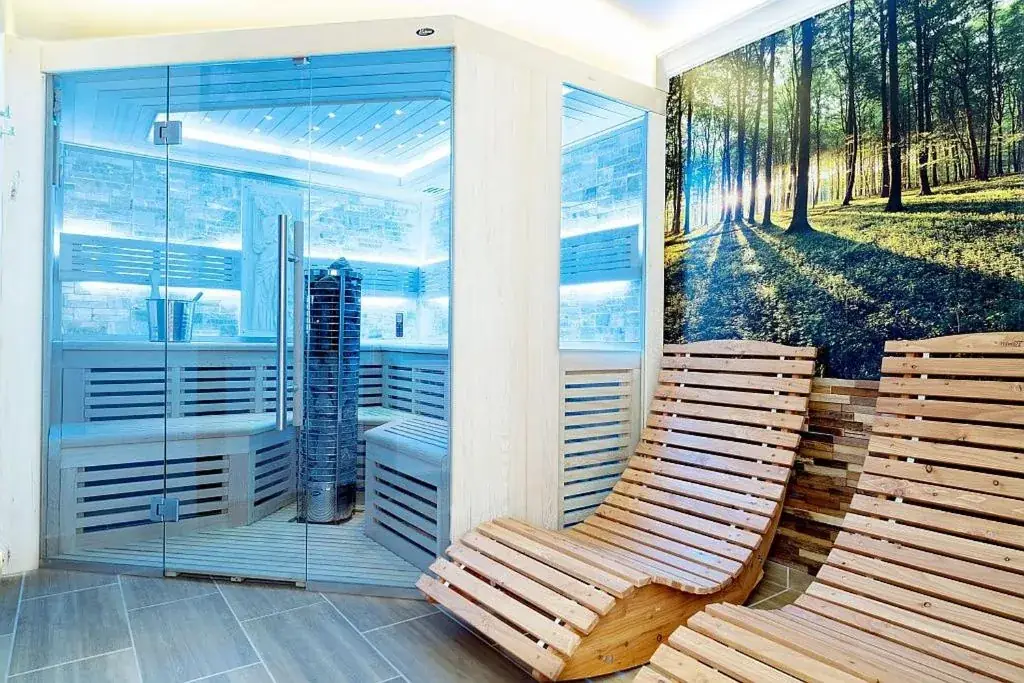 Hotel Potsdam Katharinenholz Sauna – interior view with forest panorama