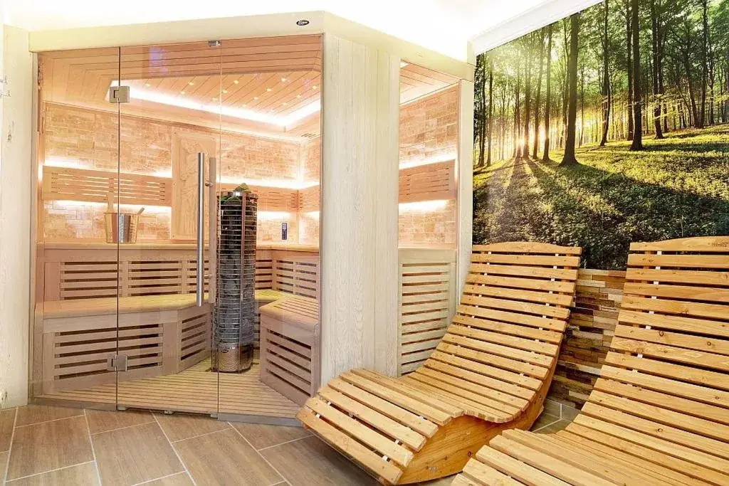 Hotel Potsdam Katharinenholz Sauna – relaxation loungers and sauna cabin