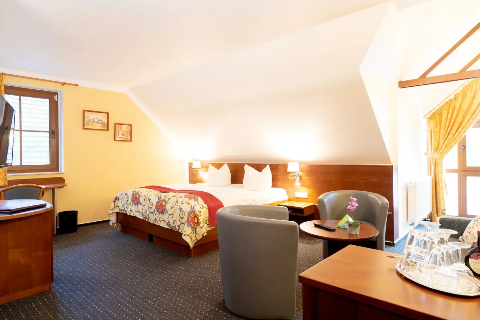 Superiorzimmer mit Schreibtisch und Polstergruppe im Hotel am Katharinenholz Potsdam