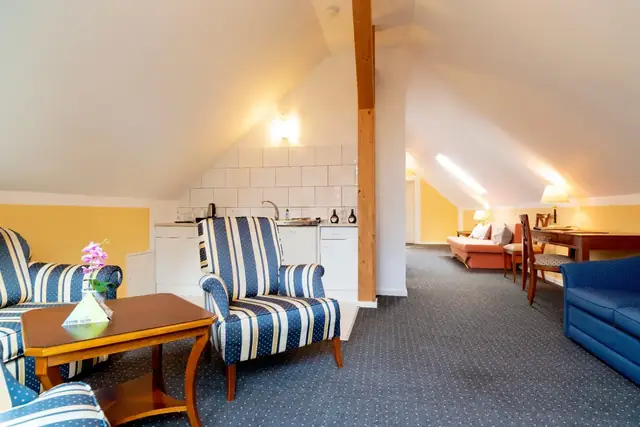 Kitchenette with seating area in the living area of the attic suite – Hotel am Katharinenholz Potsdam