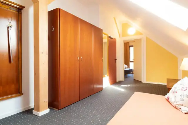 Wardrobe and passage between the living and sleeping area of the attic suite – Hotel am Katharinenholz Potsdam