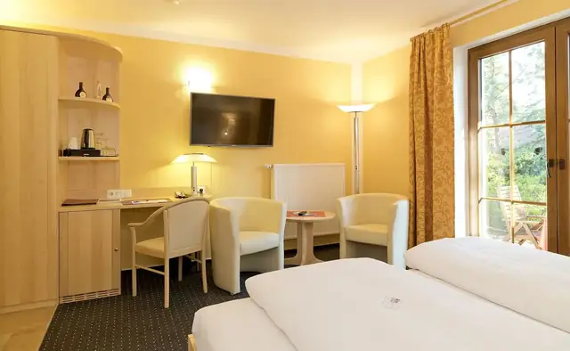 Doppelzimmer mit zwei Einzelbetten, Sitzgruppe, Schreibtisch und Flat-TV – Hotel Potsdam am Katharinenholz