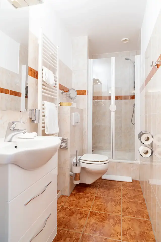 Bathroom in the standard room with washbasin, WC and shower cubicle – Hotel am Katharinenholz