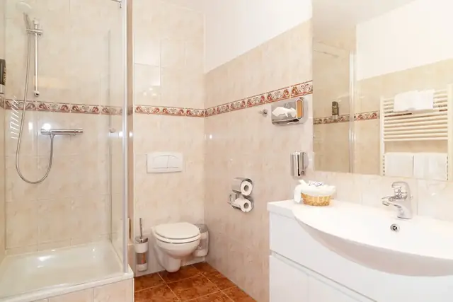 Badezimmer der Suite mit Dusche, WC und Waschtisch – Hotel Potsdam am Katharinenholz