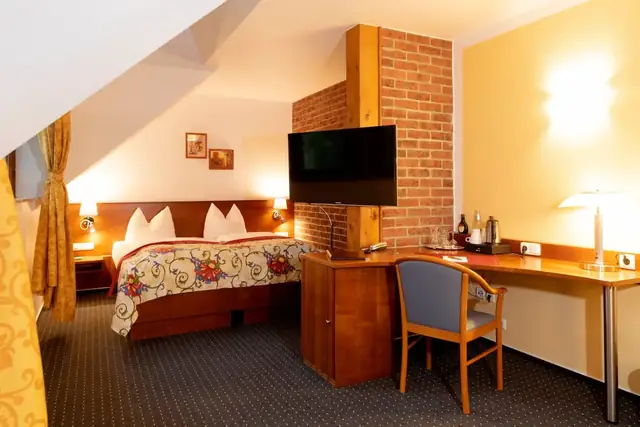 Superior room with double bed, brick fireplace, desk and flat-screen TV – Hotel Potsdam am Katharinenholz