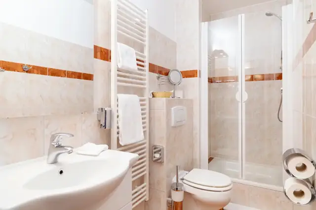 Bathroom in the Superior room with vanity, WC and shower cubicle – Hotel Potsdam am Katharinenholz